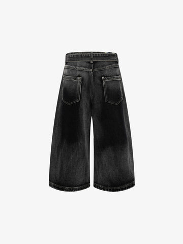 Jeansshorts mit Gürtel und gebogener Naht, weitem Bein