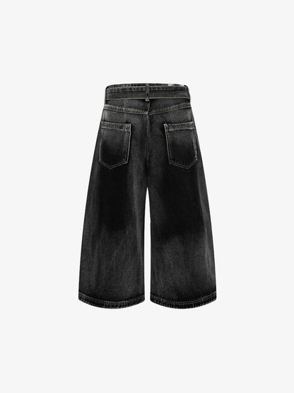 Jeansshorts mit Gürtel und gebogener Naht, weitem Bein