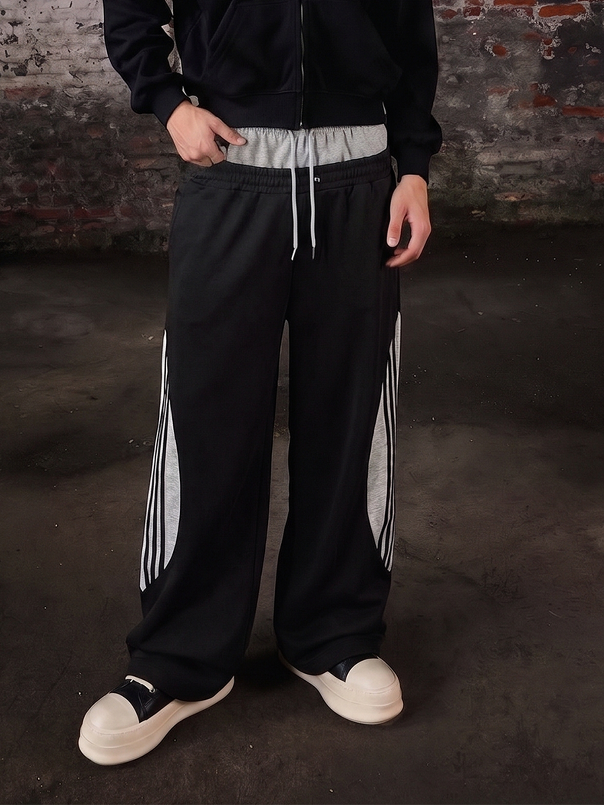 Pantaloni della tuta a gamba larga con doppia fascia in vita e strati sovrapposti