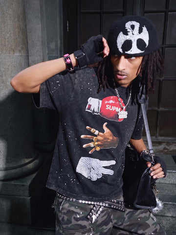 ボクシンググローブのプリントが入った、黒のダメージ加工グラフィックTシャツ