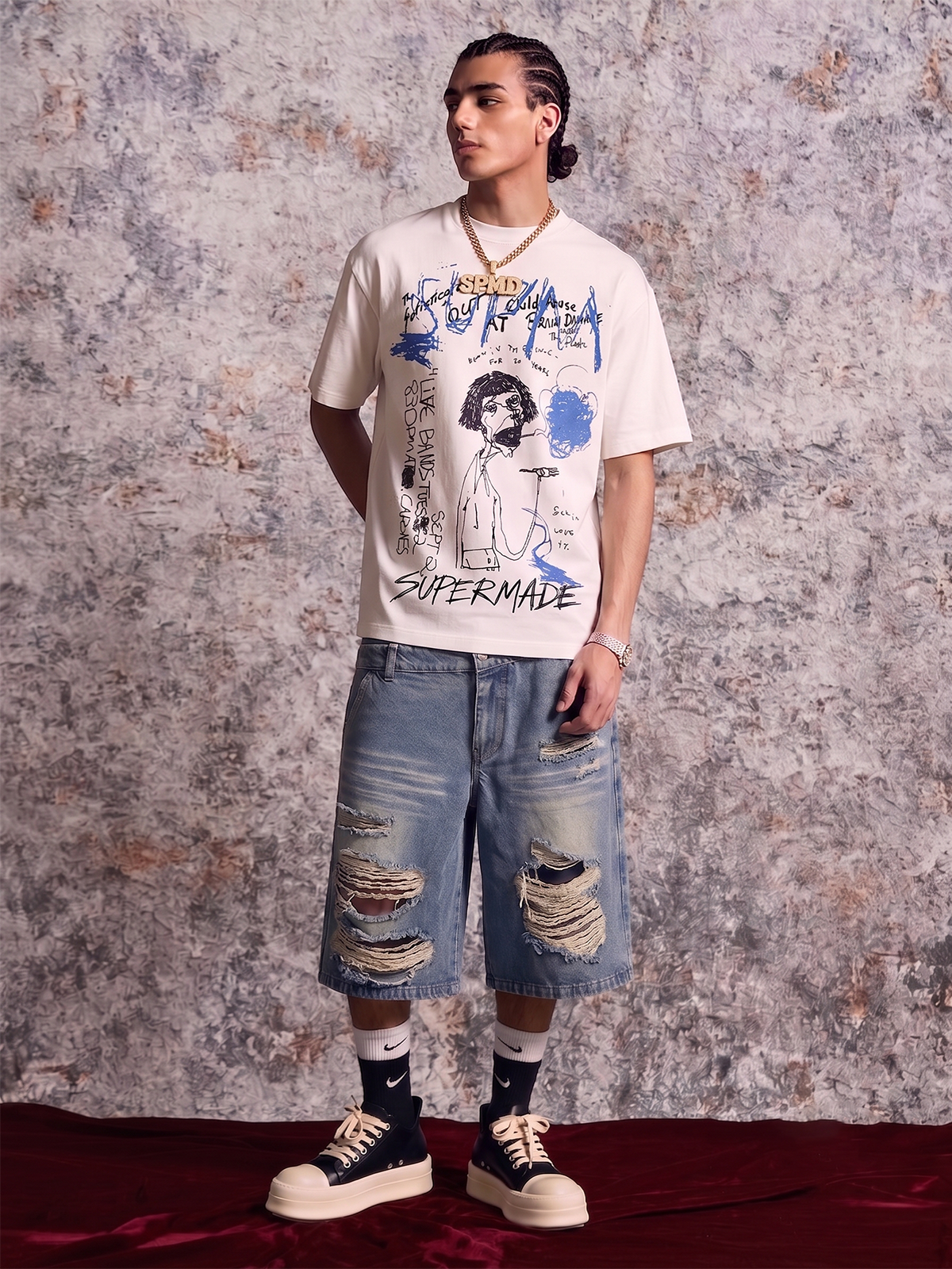 T-shirt con grafica astratta dipinta a mano