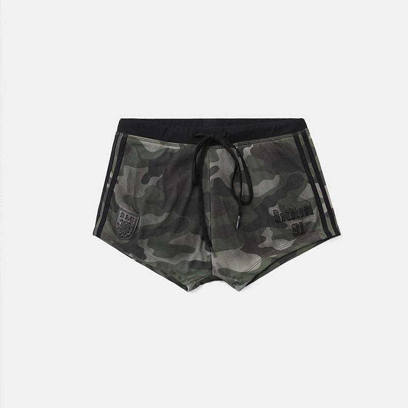 Sportliche Shorts mit Y2K-Grafikstreifen