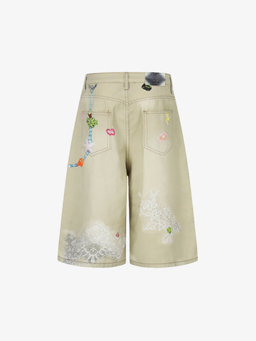 Jeansshorts mit Blumenapplikationen im Used-Look