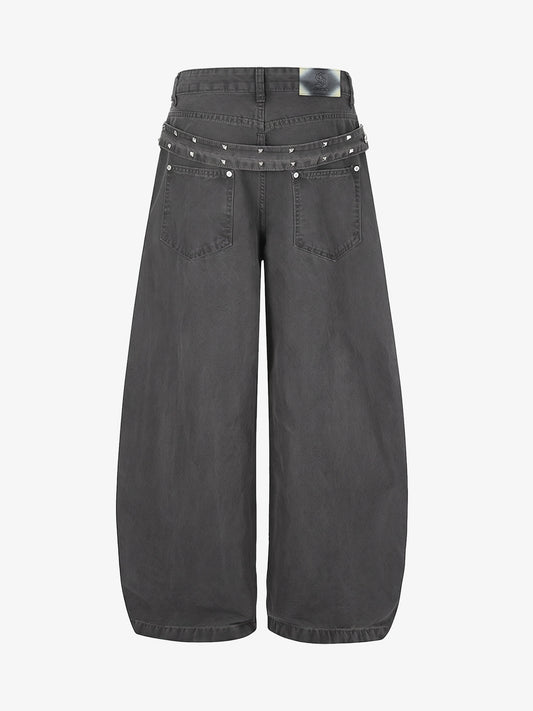 Jeans mit Nietengürtel und geschwungenem Bein