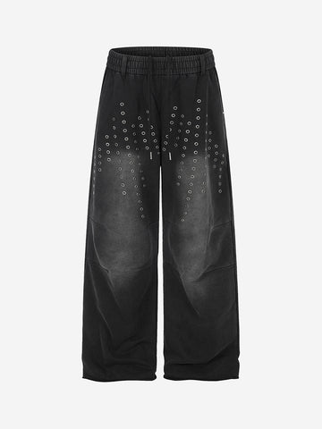 Gewaschene, bestickte Hose mit Ösen und Nieten