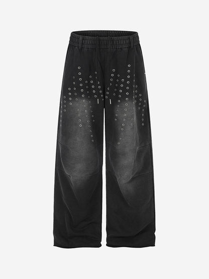 Gewaschene, bestickte Hose mit Ösen und Nieten