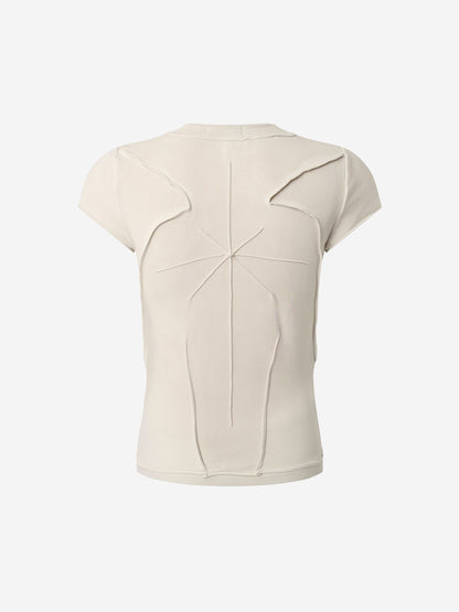 Camiseta con bordado de escorpión y costuras expuestas