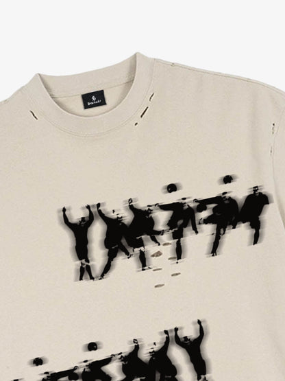 Short-sleeved Distressed T-shirt With A Football Kicking Scene And Blur Pattern Design 