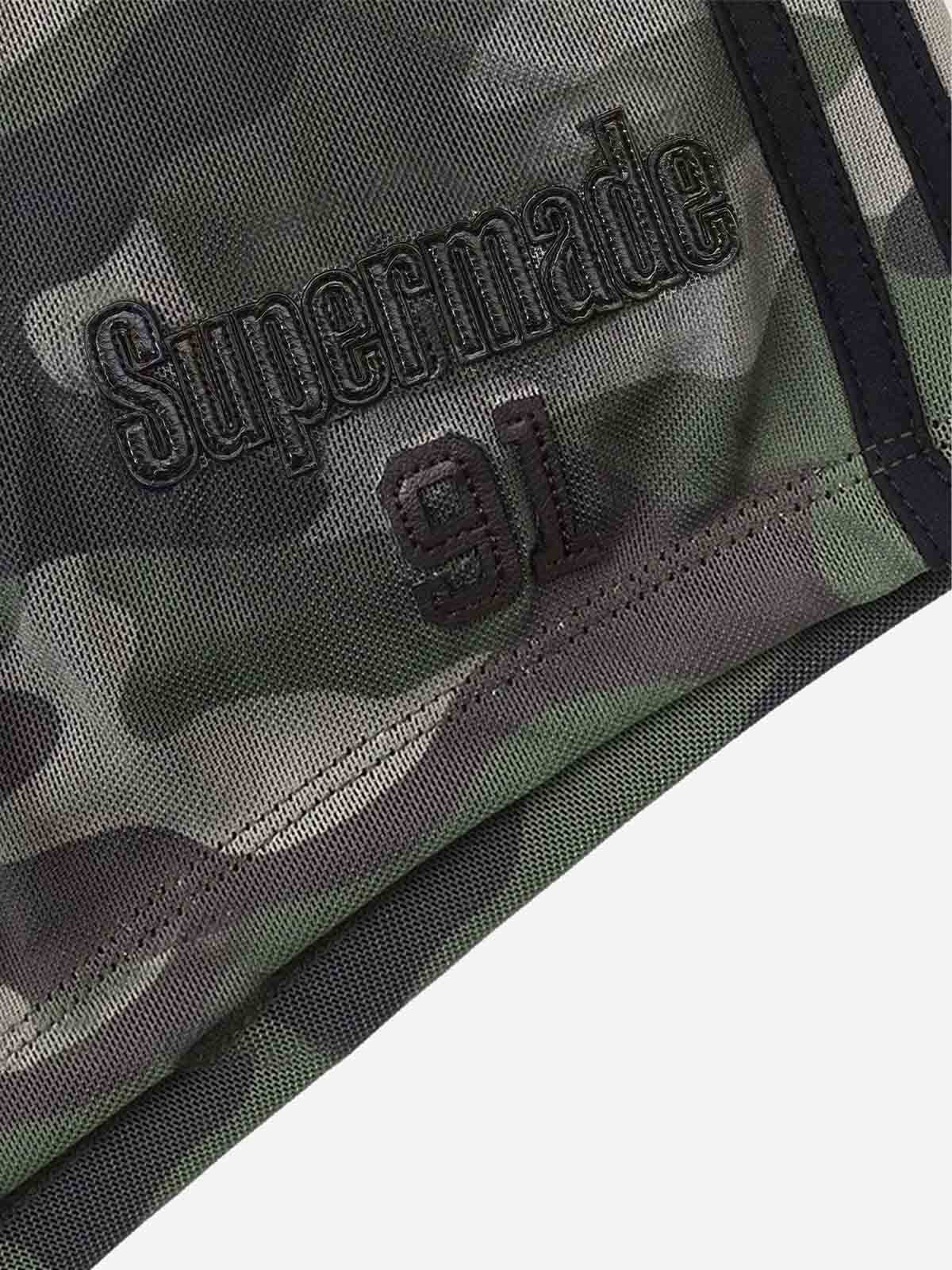 Sportliche Shorts mit Y2K-Grafikstreifen