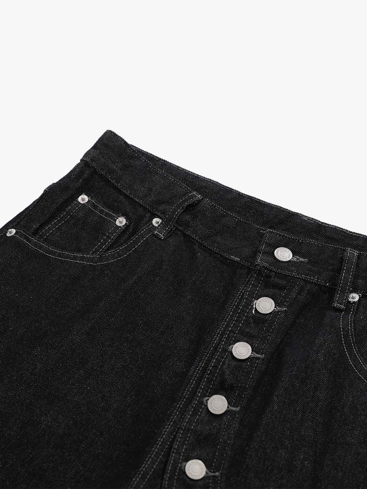 Asymmetrische Jeansshorts mit mehreren Knöpfen