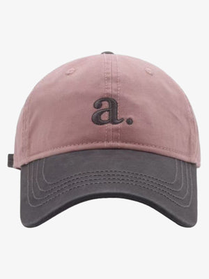 Gestickter Buchstabe „a“. Gewaschene Baseballkappe