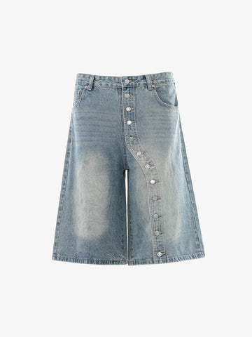 Asymmetrische Jeansshorts mit mehreren Knöpfen