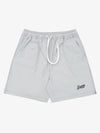 Pantaloncini minimalisti con coulisse e cuciture a contrasto.