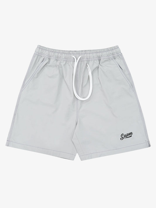 Pantaloncini minimalisti con coulisse e cuciture a contrasto.