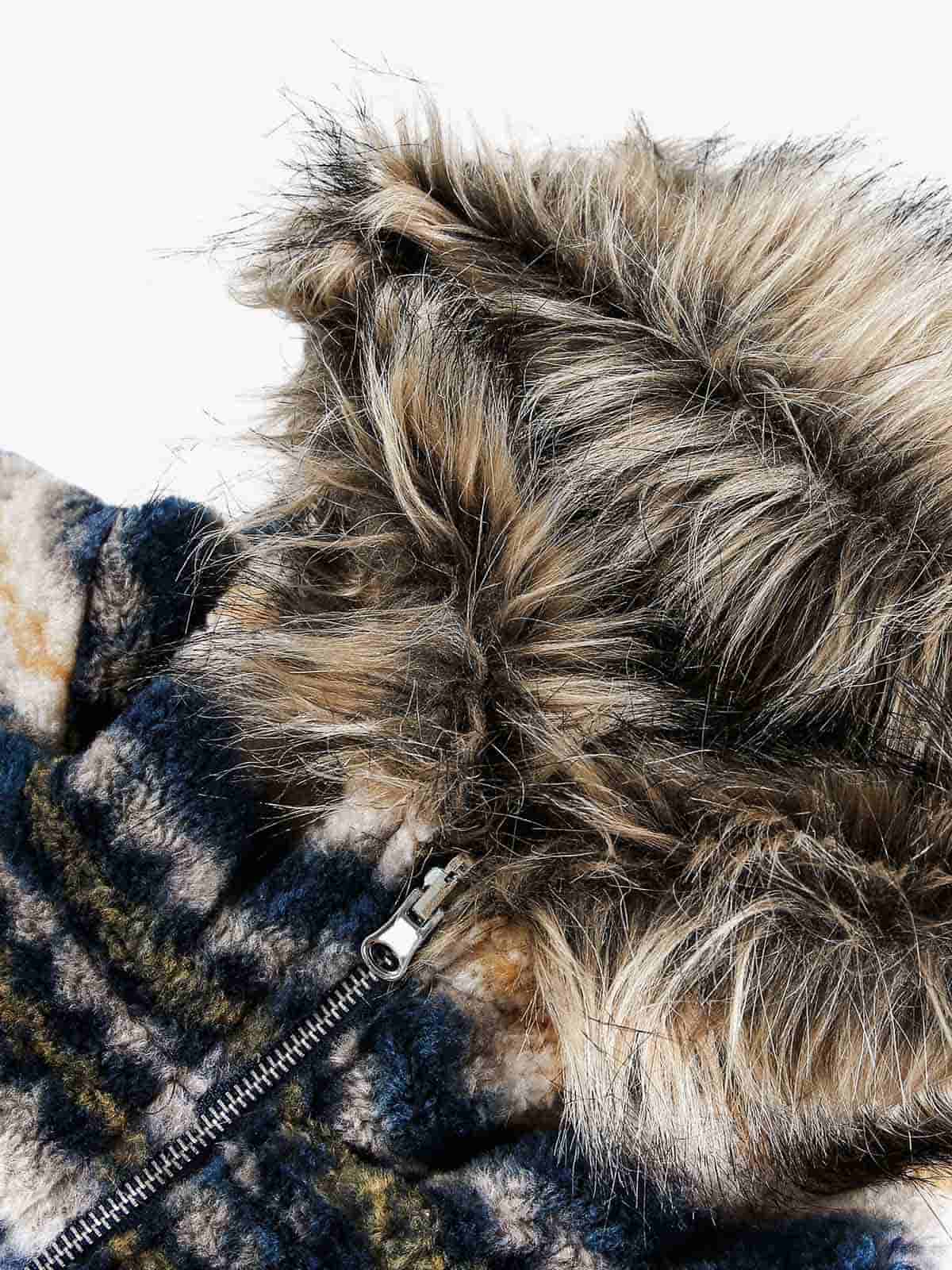 Winter Essential Faux Fur Trimmed Puffer Jacket with Arrow Buckle Design 