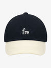 Cappellino da baseball minimalista con ricami a contrasto