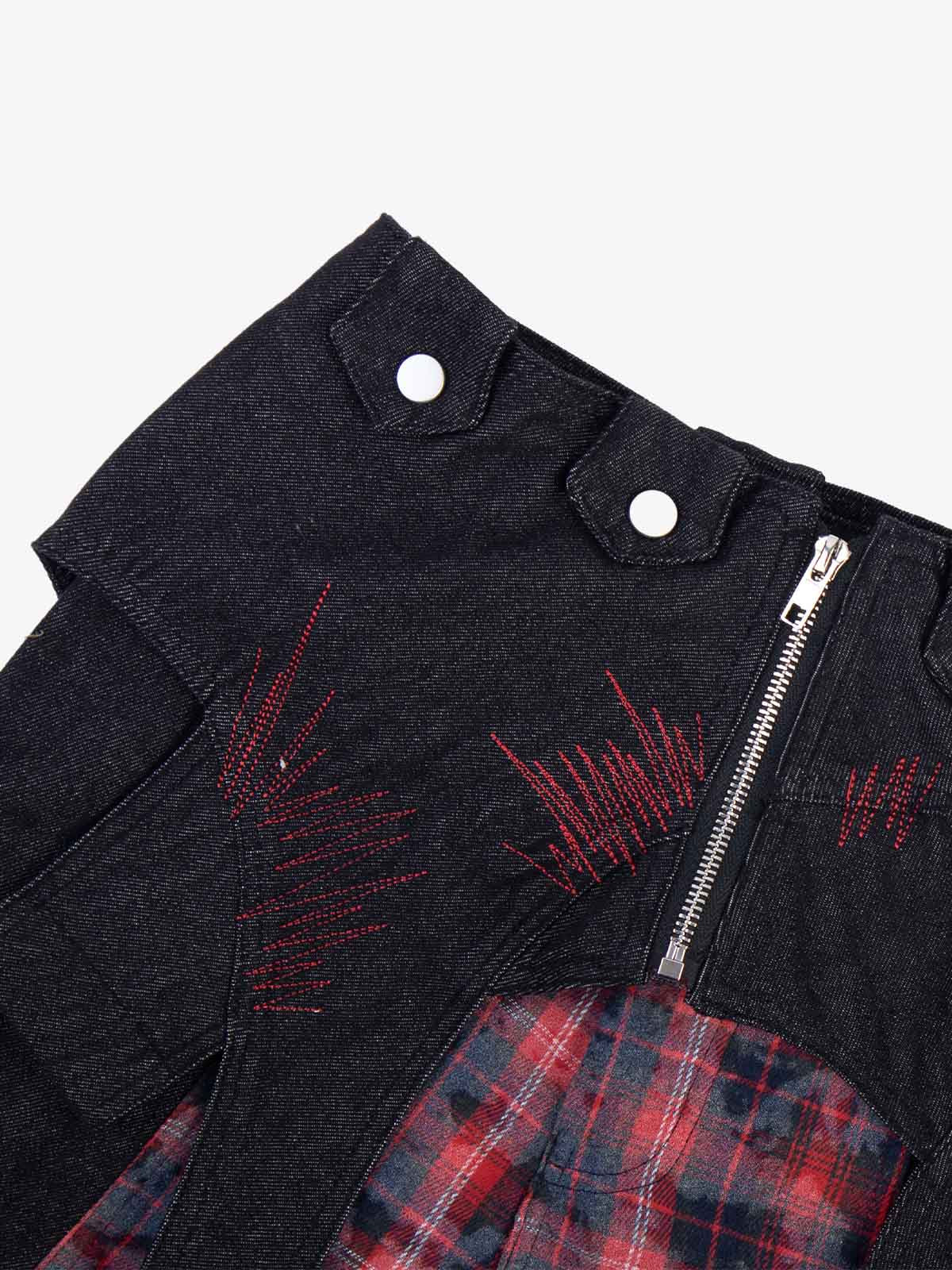 Vaqueros de mezclilla con patchwork ciber-grunge deconstruidos