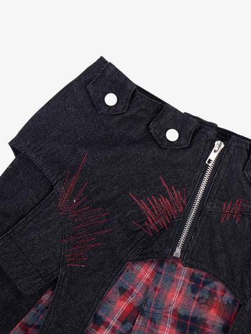 Vaqueros de mezclilla con patchwork ciber-grunge deconstruidos
