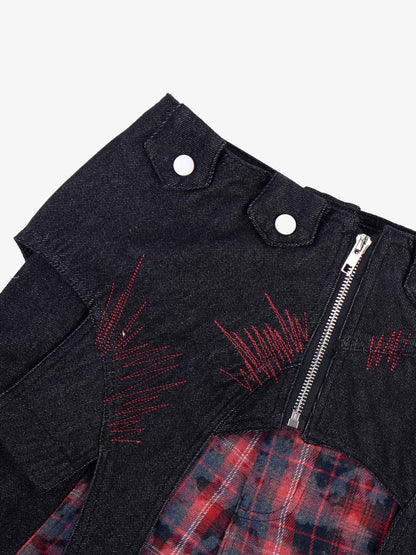 Vaqueros de mezclilla con patchwork ciber-grunge deconstruidos