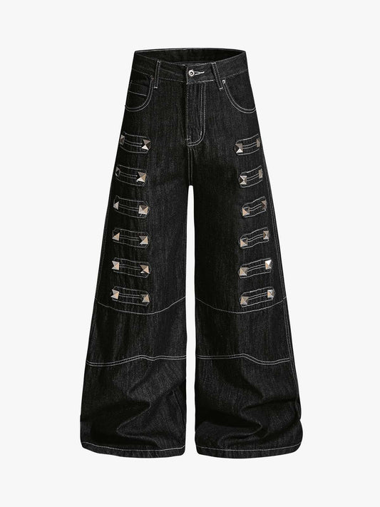 Baggy Jeans mit quadratischen Nietenbesatz