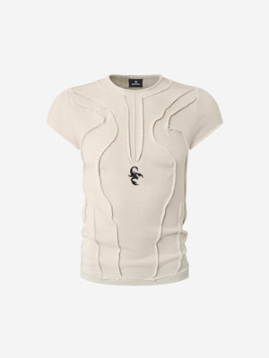 Camiseta con bordado de escorpión y costuras expuestas