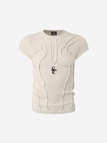 Camiseta con bordado de escorpión y costuras expuestas