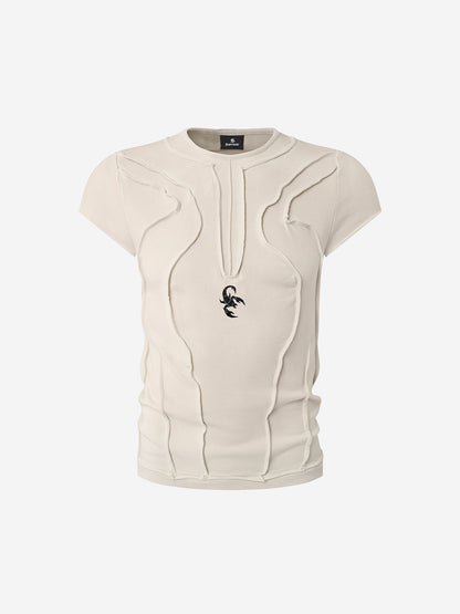 Camiseta con bordado de escorpión y costuras expuestas