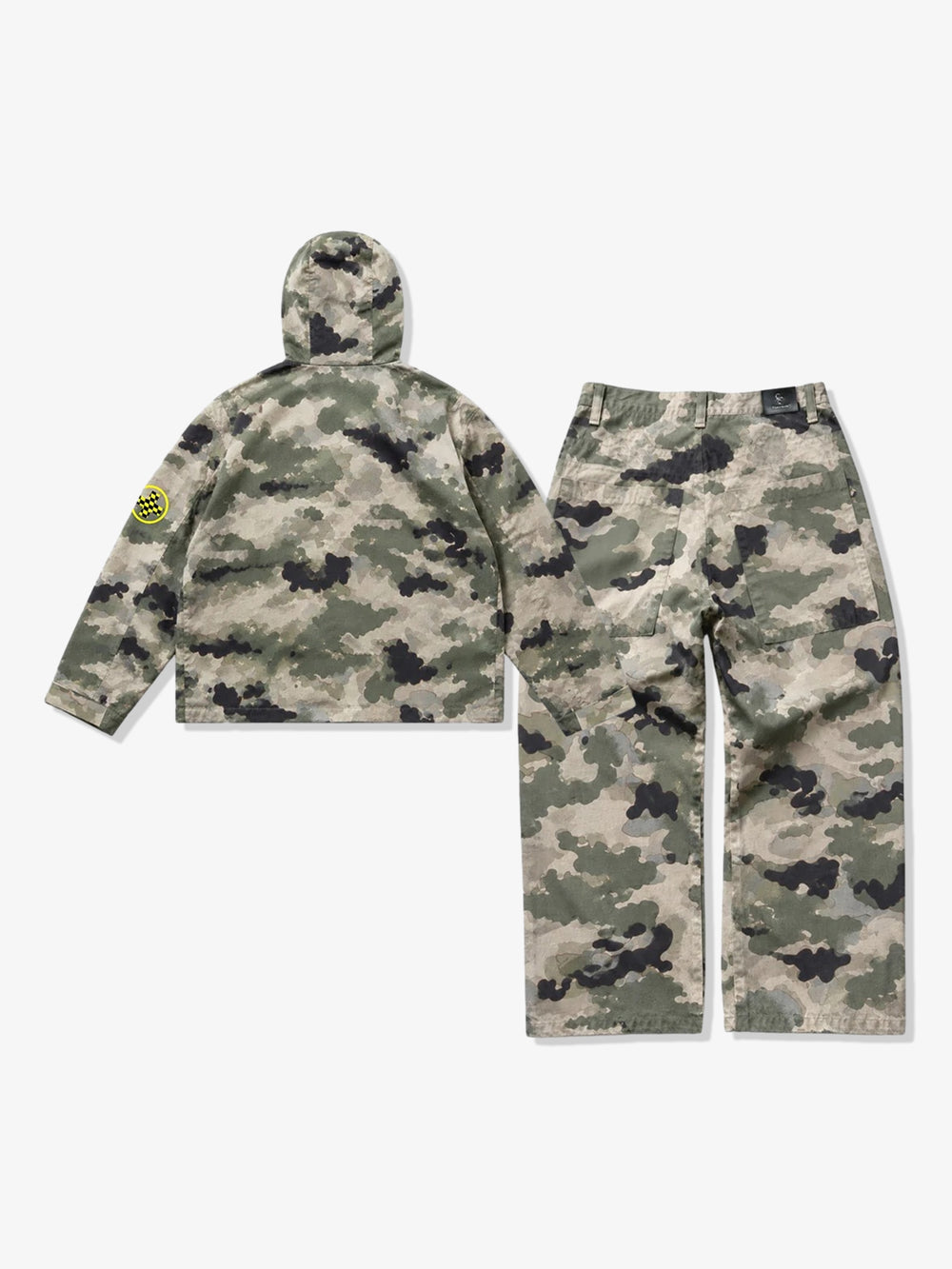 Set aus Kapuzenjacke und Cargohose mit Camouflage-Grafikpatches