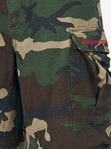 Vintage-Cargoshorts mit Camouflage-Muster und ausgefranstem Saum