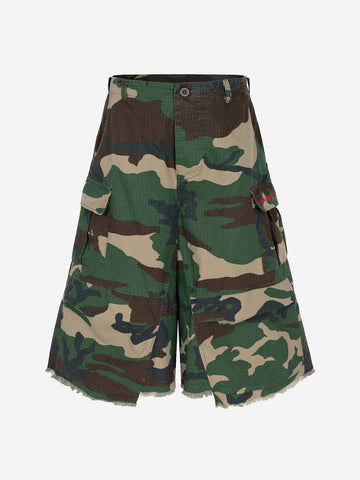Vintage-Cargoshorts mit Camouflage-Muster und ausgefranstem Saum