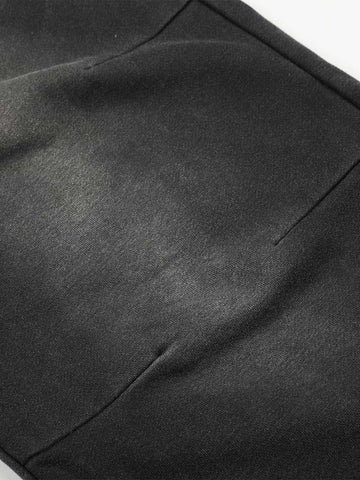 Gewaschene, bestickte Hose mit Ösen und Nieten