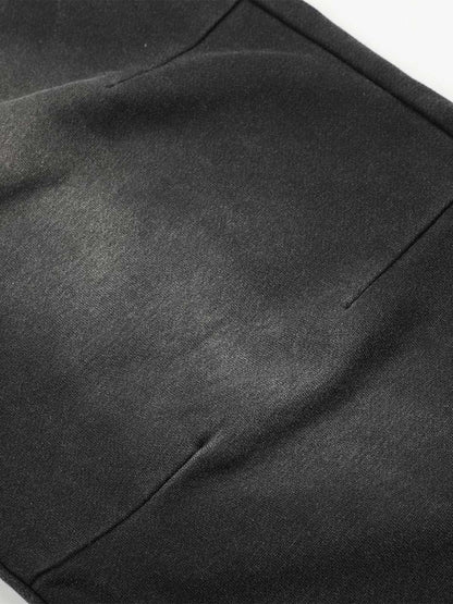 Gewaschene, bestickte Hose mit Ösen und Nieten