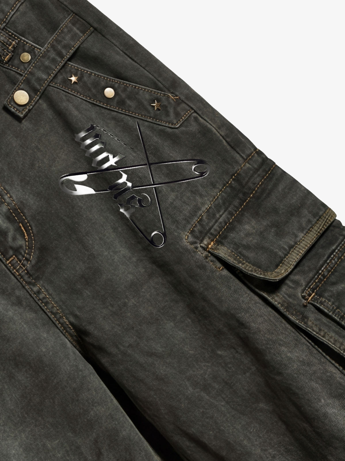 Retro punk style multi-pocket wide-leg cargo pants with rivet pleats and logo print design. 