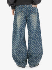 Jeans mit Allover-Buchstabengrafik im Used-Look