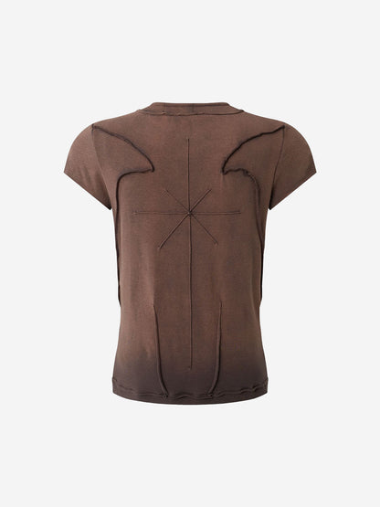 Camiseta con bordado de escorpión y costuras expuestas