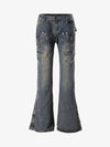 Niedrig geschnittene Bootcut-Jeans mit Nieten