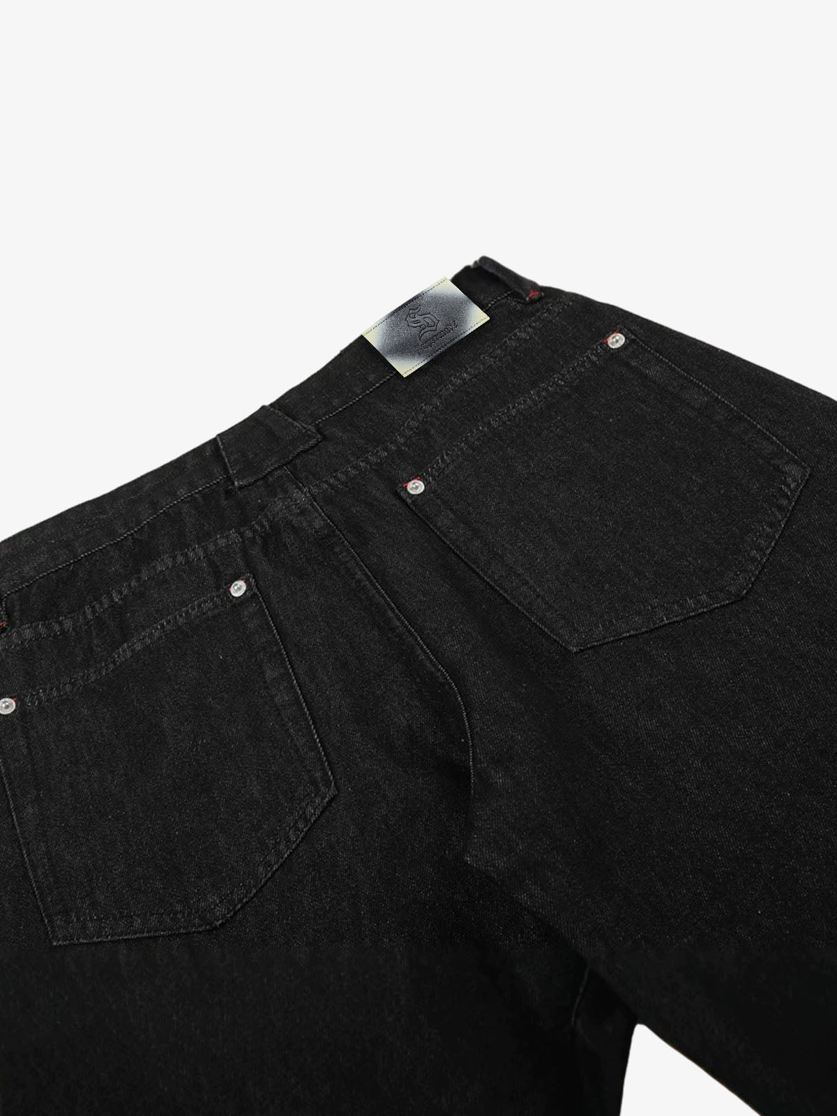 Dekonstruierte Scimitar-Jeans mit Knopfleiste