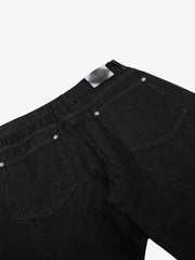 Dekonstruierte Scimitar-Jeans mit Knopfleiste