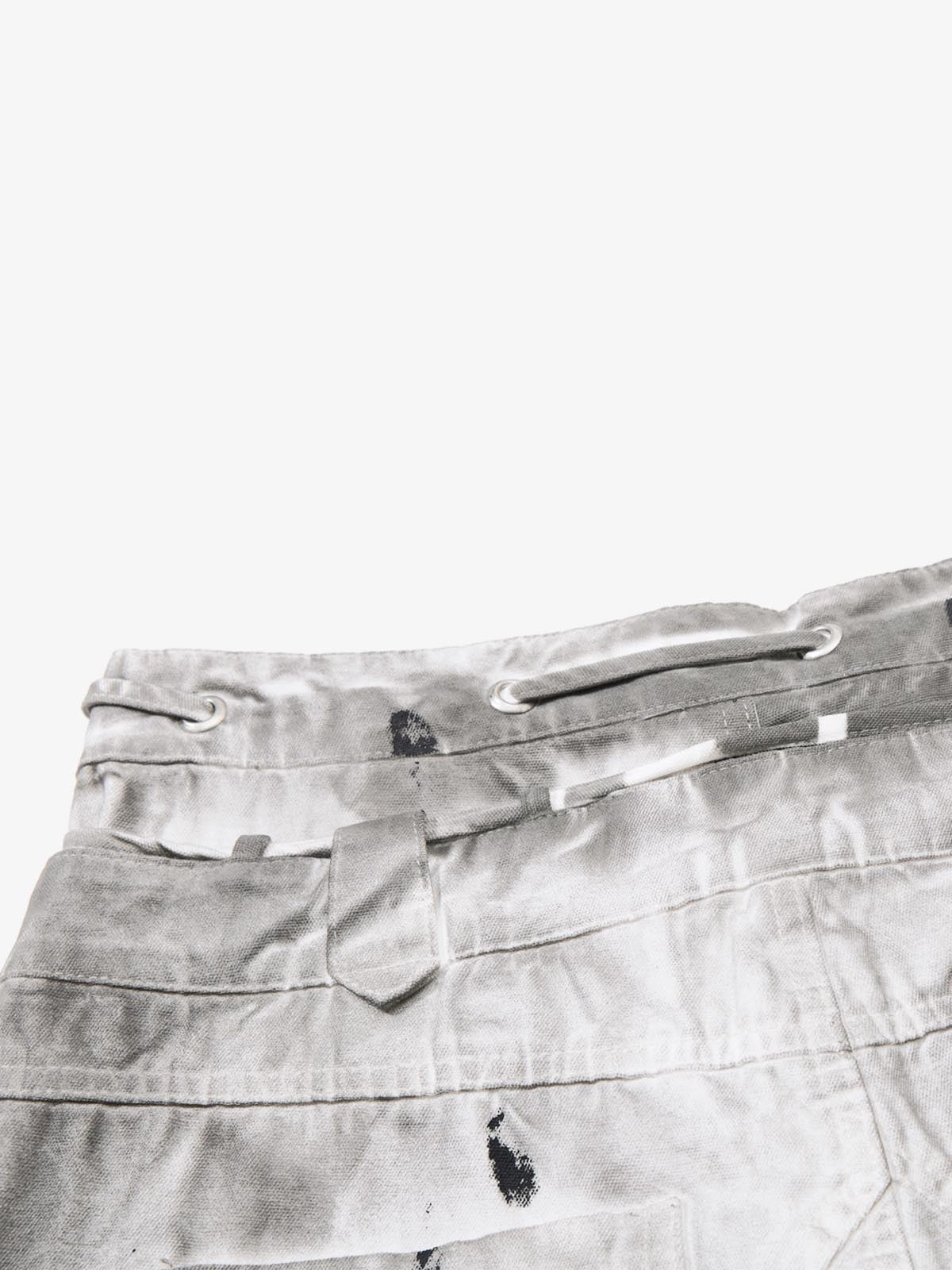 Pantalones anchos desgastados