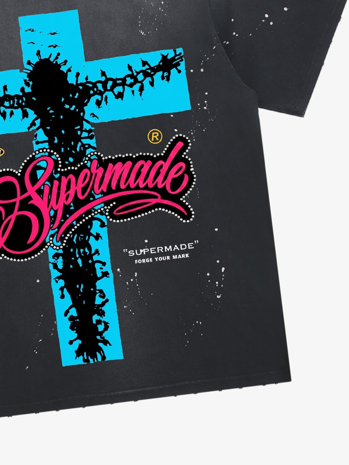 Maglietta con stampa graffiti "Passione di Cristo" e schizzi di vernice.