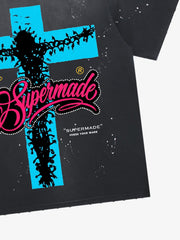 Maglietta con stampa graffiti "Passione di Cristo" e schizzi di vernice.