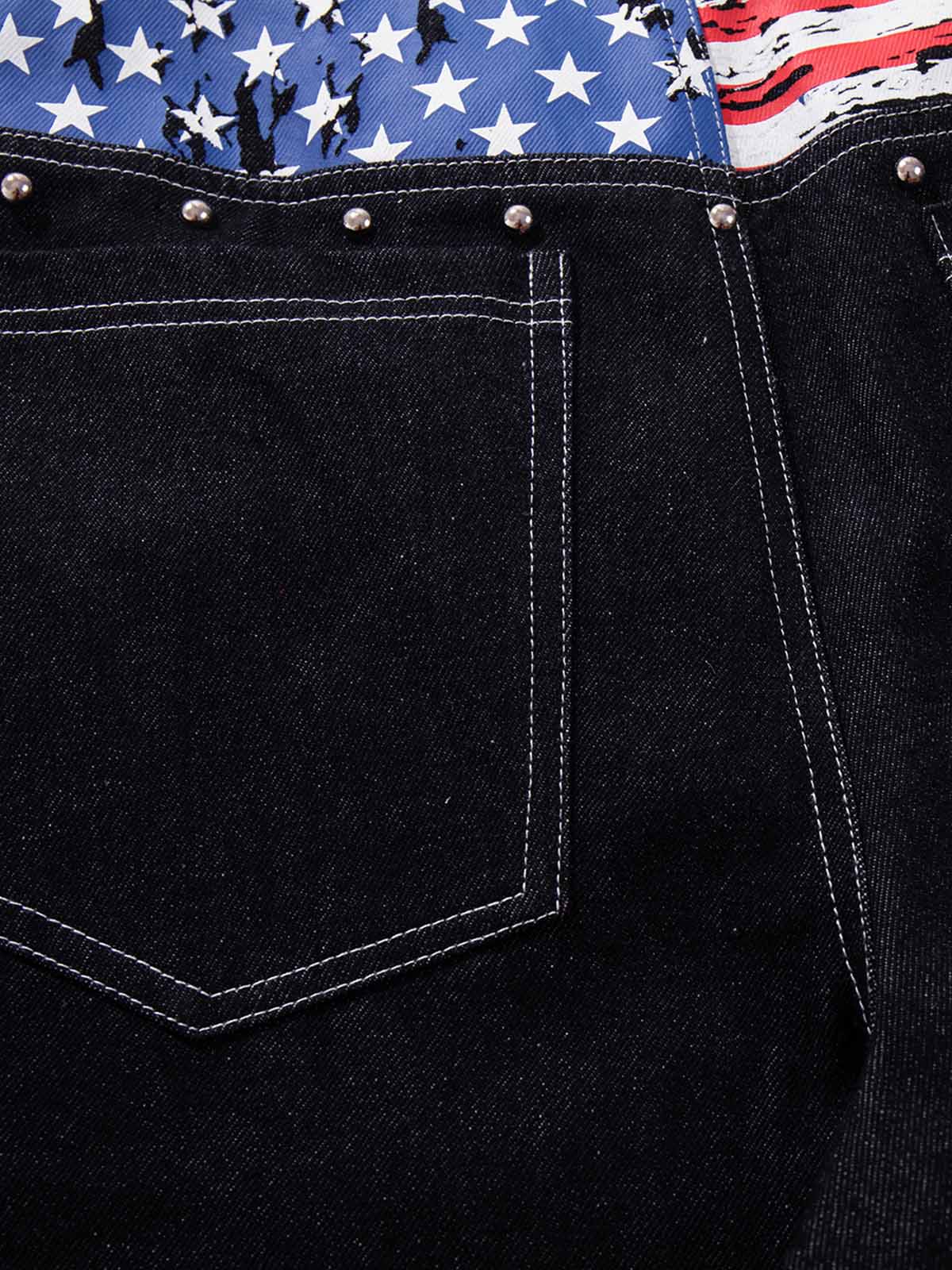 Jeans mit Grafik und mehreren Knöpfen