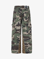 Pantaloni cargo mimetici leopardati con patchwork