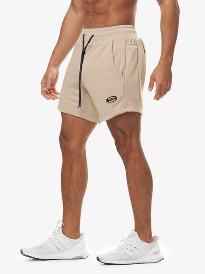 Pantalones cortos minimalistas con logo pequeño