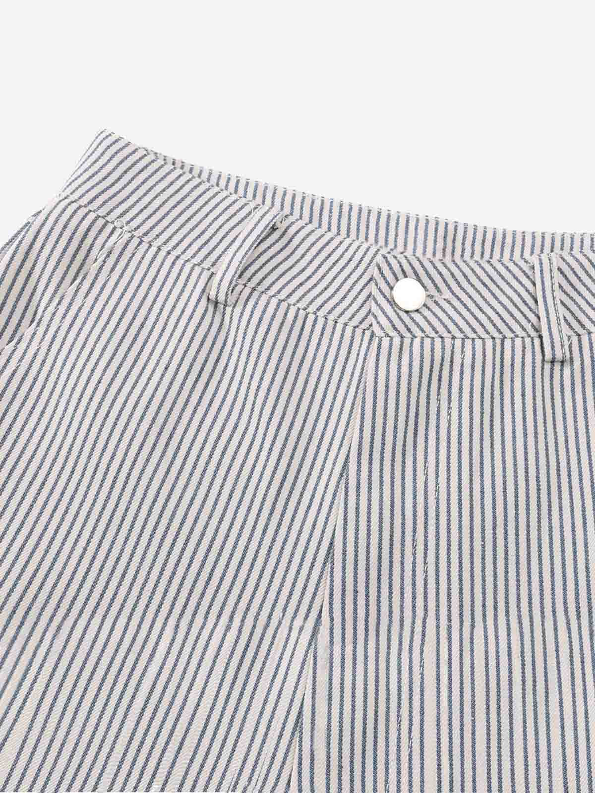 Pantaloncini a gamba larga a righe sottili con pieghe