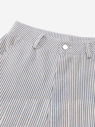 Pantaloncini a gamba larga a righe sottili con pieghe