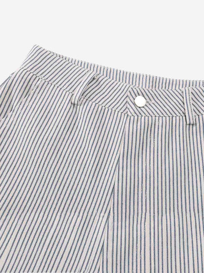 Pantaloncini a gamba larga a righe sottili con pieghe