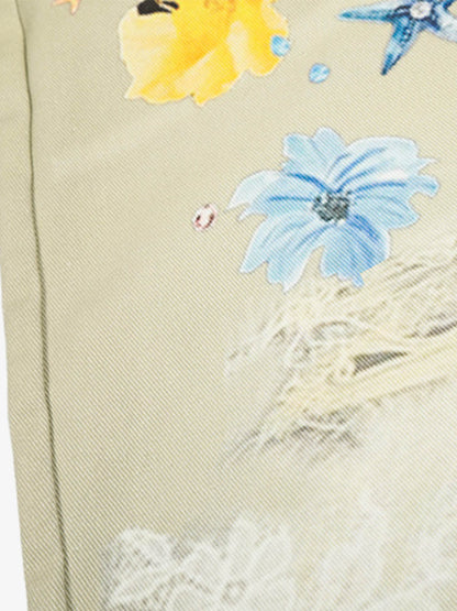 Jeansshorts mit Blumenapplikationen im Used-Look