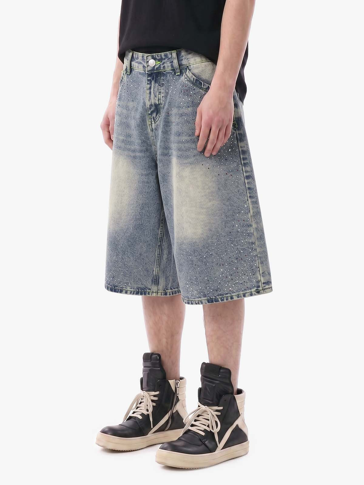 Strassbesetzte Bermuda-Shorts aus Denim im Used-Look