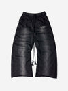 Pantalones deportivos desgastados con ribete de pedrería